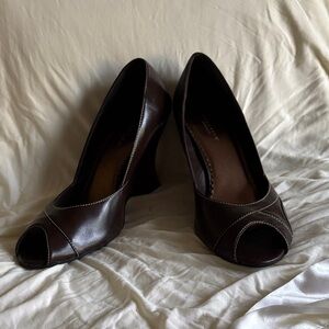 Y2K Reaction Kenneth Cole brown leather & wine color cork wedges peep toe heels